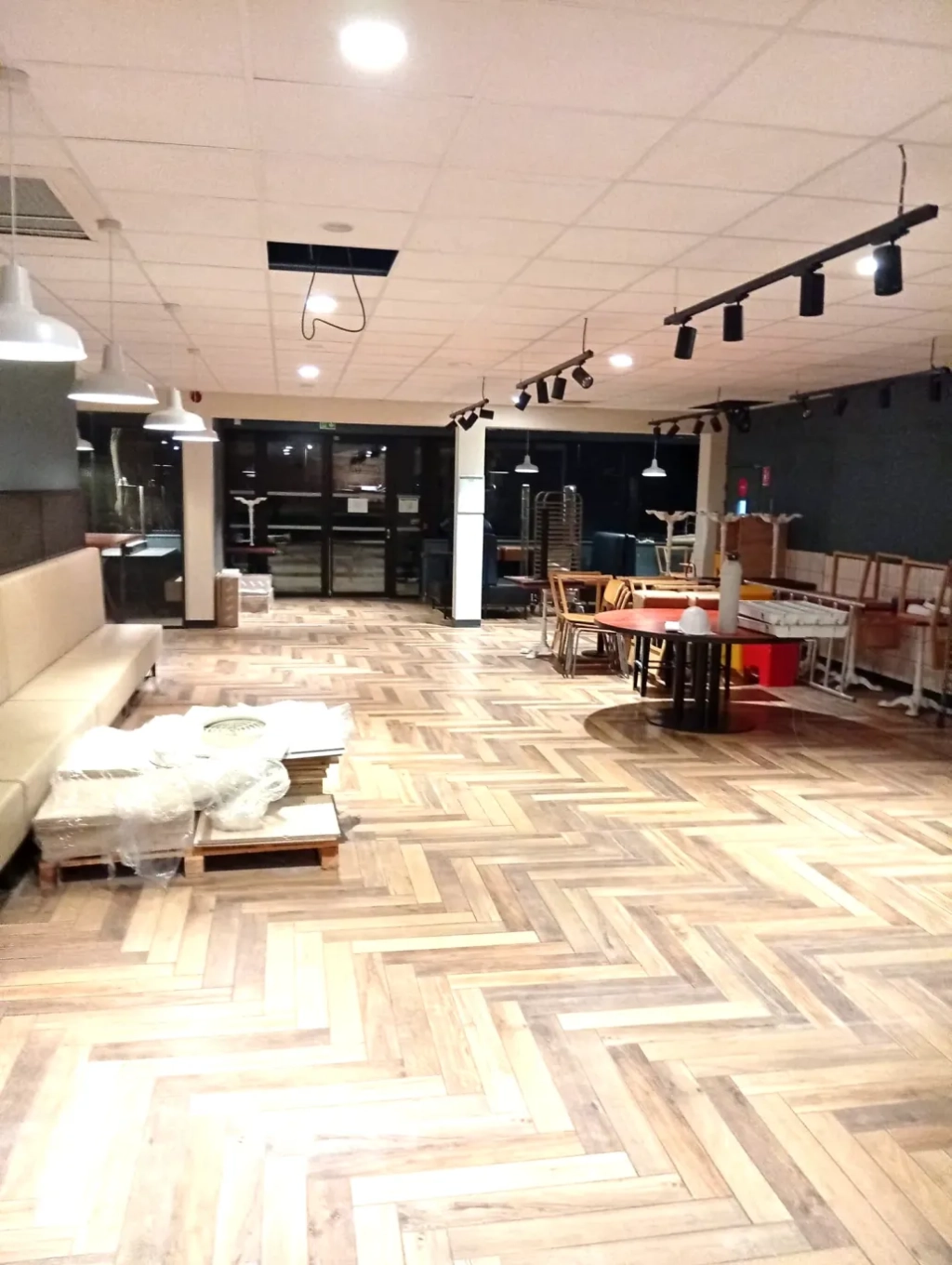 Nettoyage de fin de chantier et remise en état locative : logement vide au sol brillant