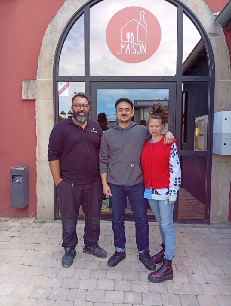 Équipe Xyneo devant le restaurant La Maison à Charnay-lès-Mâcon après fin de chantier